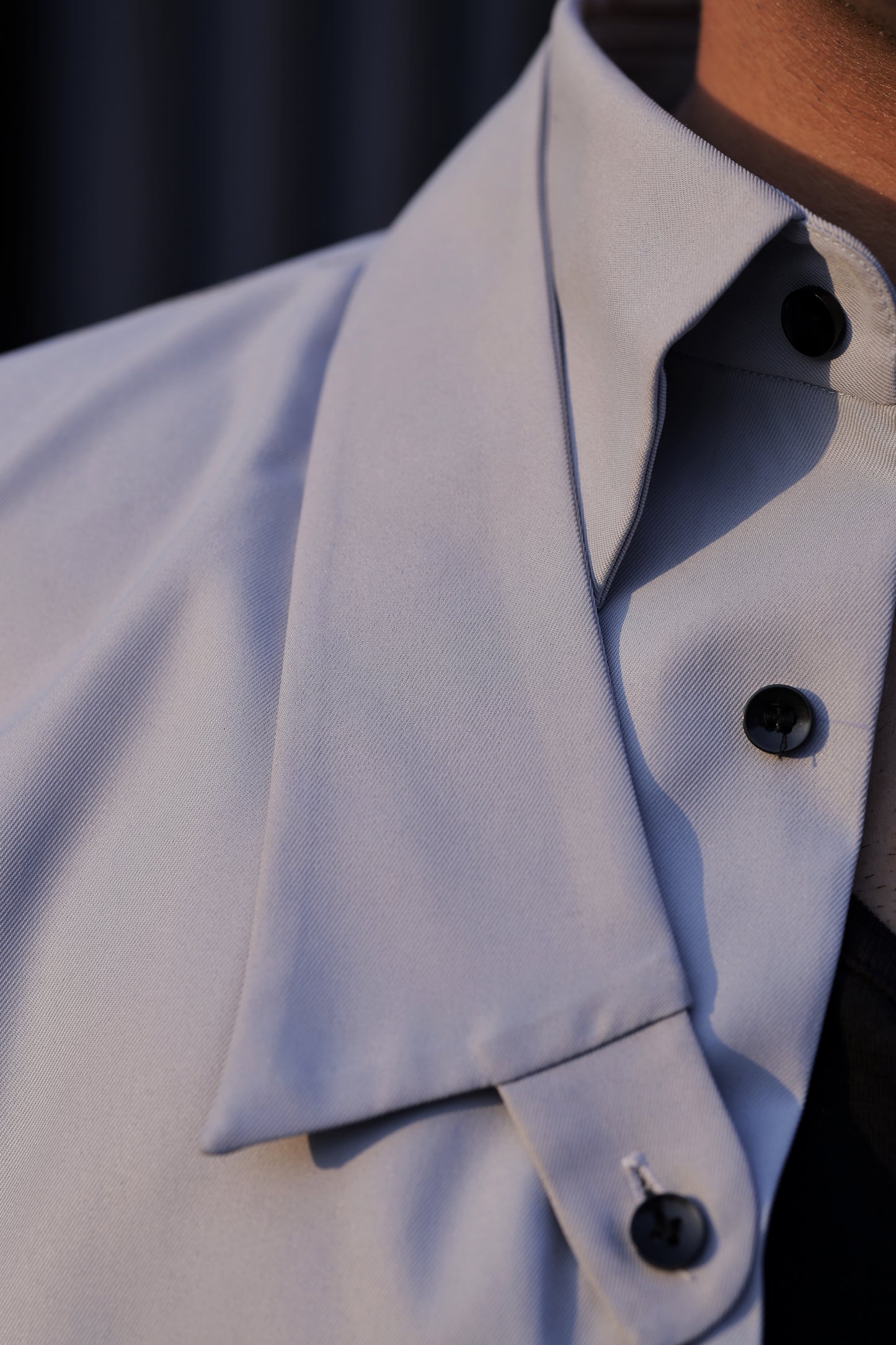 DETACH COLLAR SHIRT IN ASH BLUE