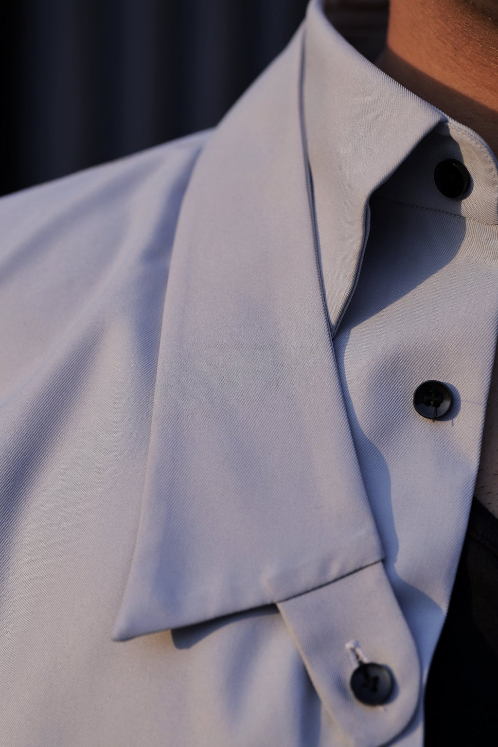 DETACH COLLAR SHIRT IN ASH BLUE - YB